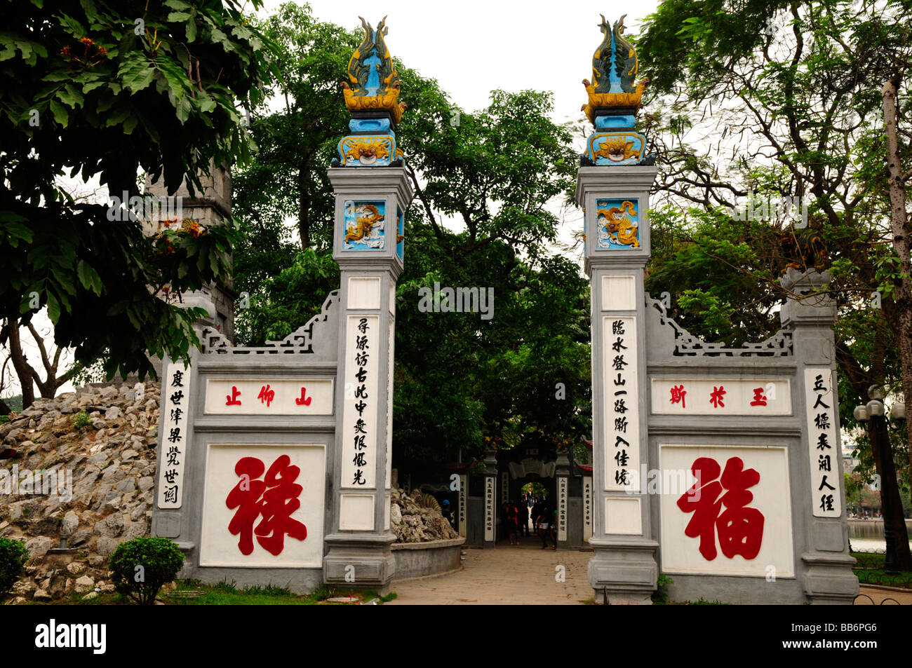 Porta di ingresso di Ngoc Son temple, lago Hoan Kiem, il vecchio quartiere di Hanoi, Vietnam. Foto Stock