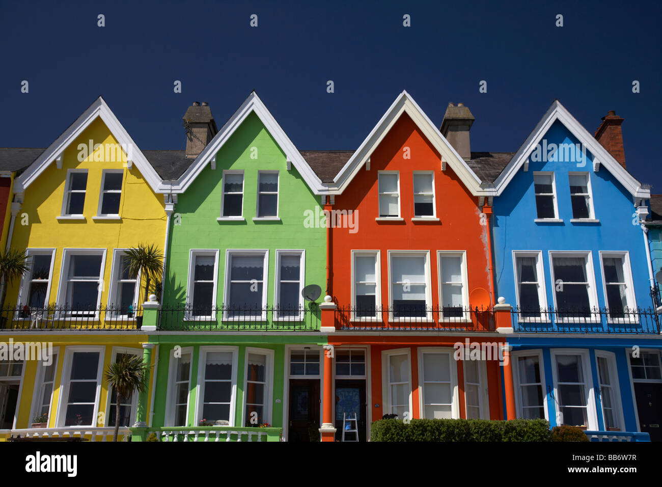 Colorate case sul lungomare di Marine Parade whitehead County Antrim Irlanda del Nord Regno Unito Foto Stock