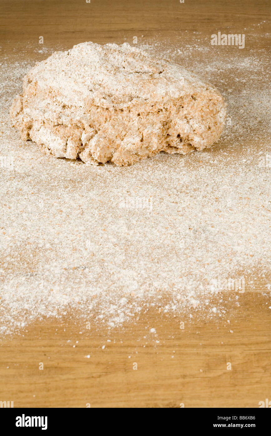 Pasta di pane su una tavola di legno Foto Stock