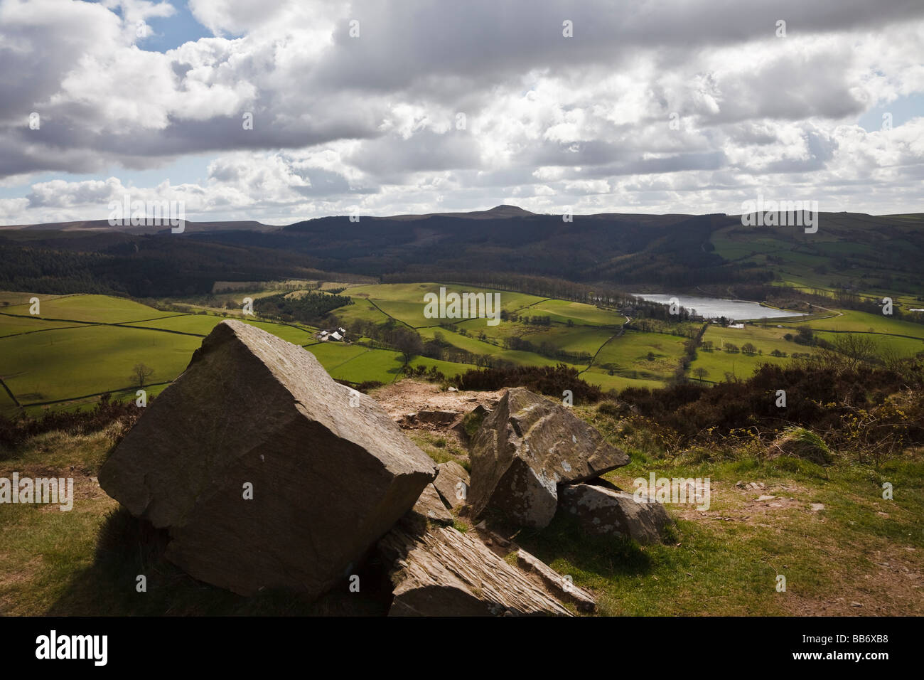 Vista verso serbatoio Ridgegate, Macclesfield Forest e Shutlingsloe collina dalla Tegg del naso del Country Park, Cheshire. Foto Stock