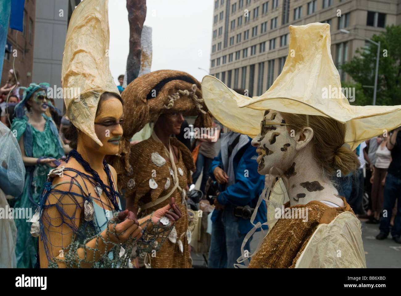 Centinaia di attivisti partecipare alle celebrazioni di massa del Fiume Hudson Pageant in New York Foto Stock