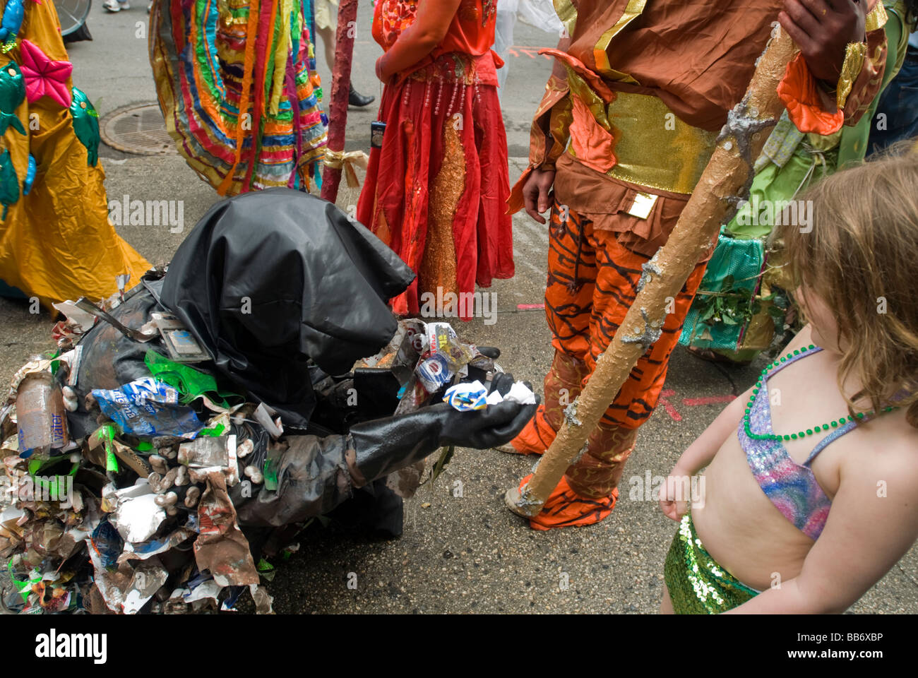 Un partecipante vestito come cestino agisce outs nelle celebrazioni di massa del Fiume Hudson Pageant in New York Foto Stock