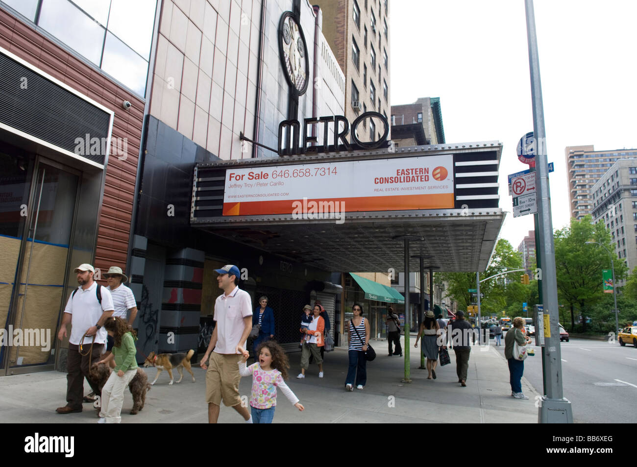 La metropolitana movie theater in vendita sulla Upper West Side di New York domenica 10 maggio 2009 Frances M Roberts Foto Stock