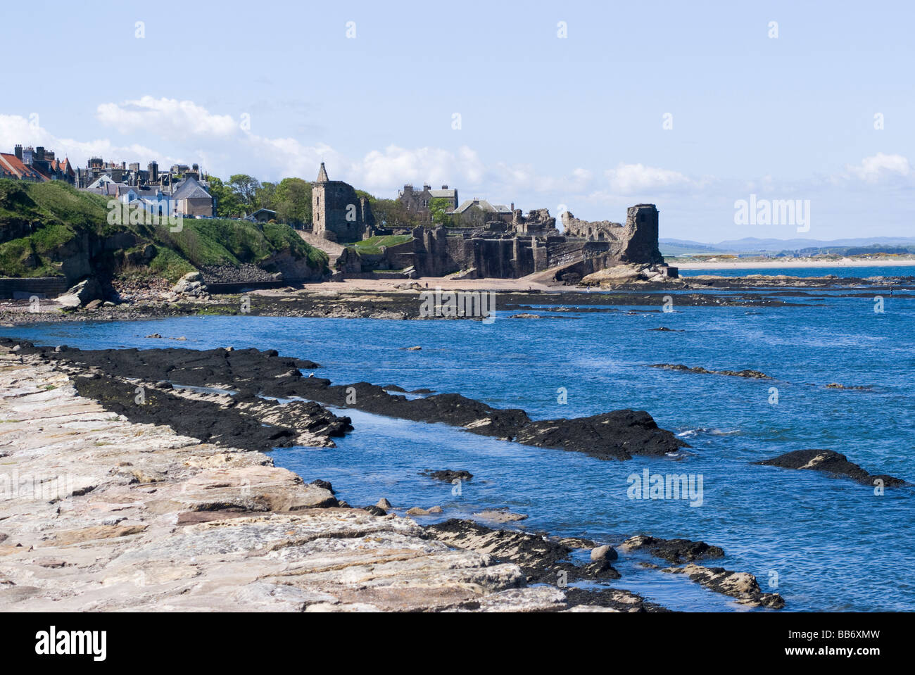 Parte della baia di St Andrews da South Beach con castello in rovina e il blu del Mare del Nord St Andrews Fife Scotland Regno Unito Regno Unito Foto Stock