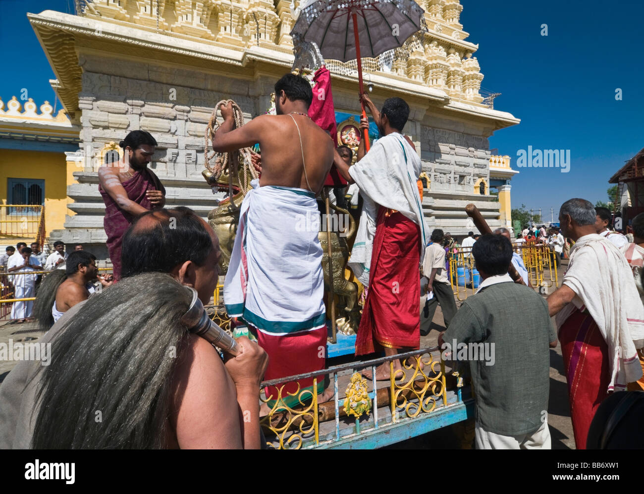 Cerimonia al Chamundeswari tempio indù Chamundi Hill Mysore Karnataka India Foto Stock