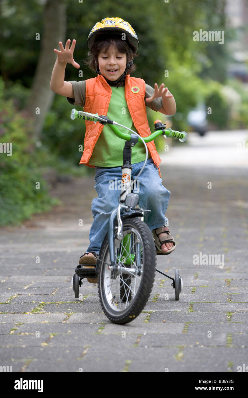 Little Boy in sella a una moto senza mani Foto Stock