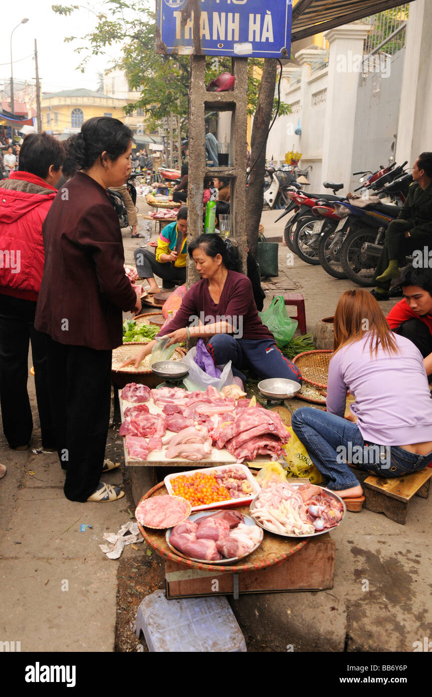 La carne di maiale venditore al mattino il mercato fresco nel vecchio quartiere, Hanoi, Vietnam. Foto Stock