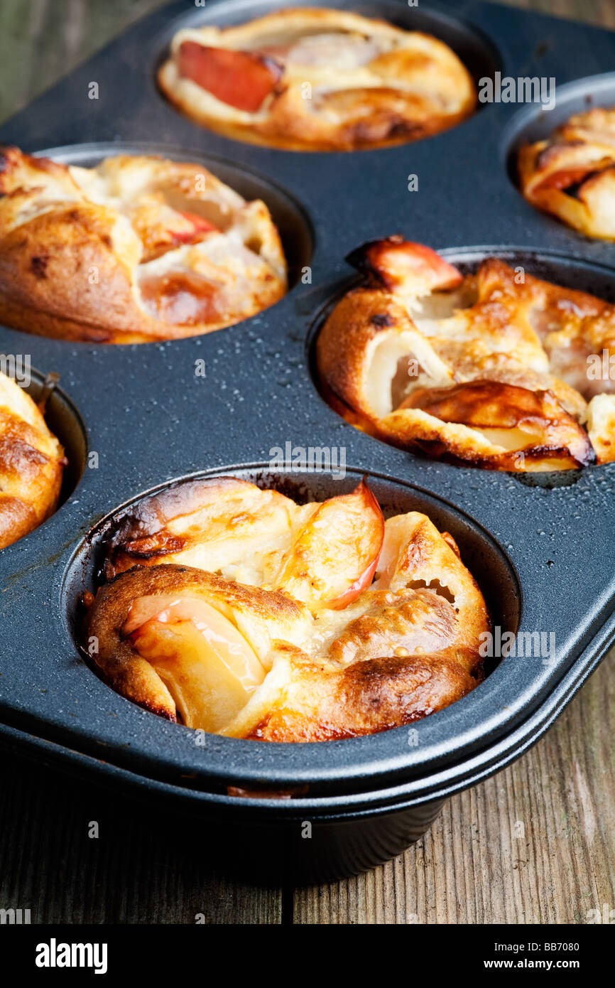 Cotto individualmente Toad nel foro con mele un inglese tradizionale piatto di salumi cotti nello Yorkshire pudding pastella Foto Stock
