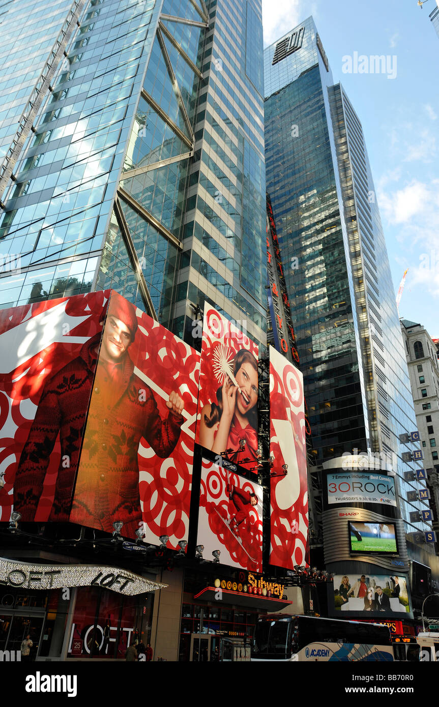 New York City - Times Square - ingresso della metropolitana Grand Central,42 street, cartelloni pubblicitari illuminati, Ernst& Yo Foto Stock