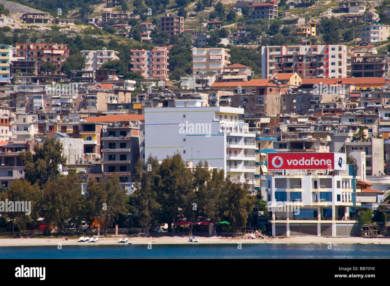 La prima cosa che noterai in avvicinamento alla città di Saranda Repubblica di Albania con il traghetto è l'enorme tetto vodafone billboard Foto Stock