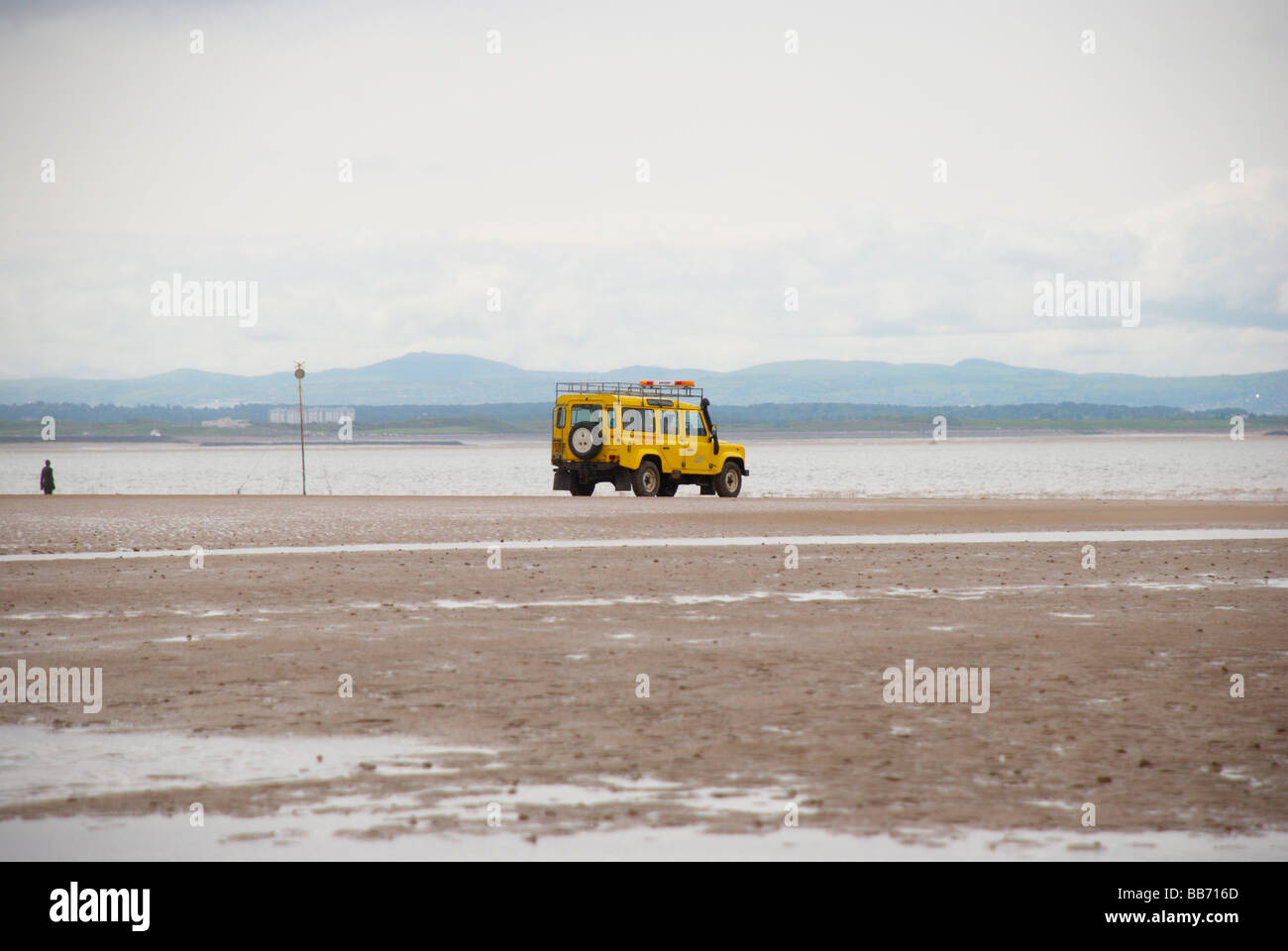 Spiaggia di giallo patrol Land Rover su Crosby Beach (Liverpool) Foto Stock