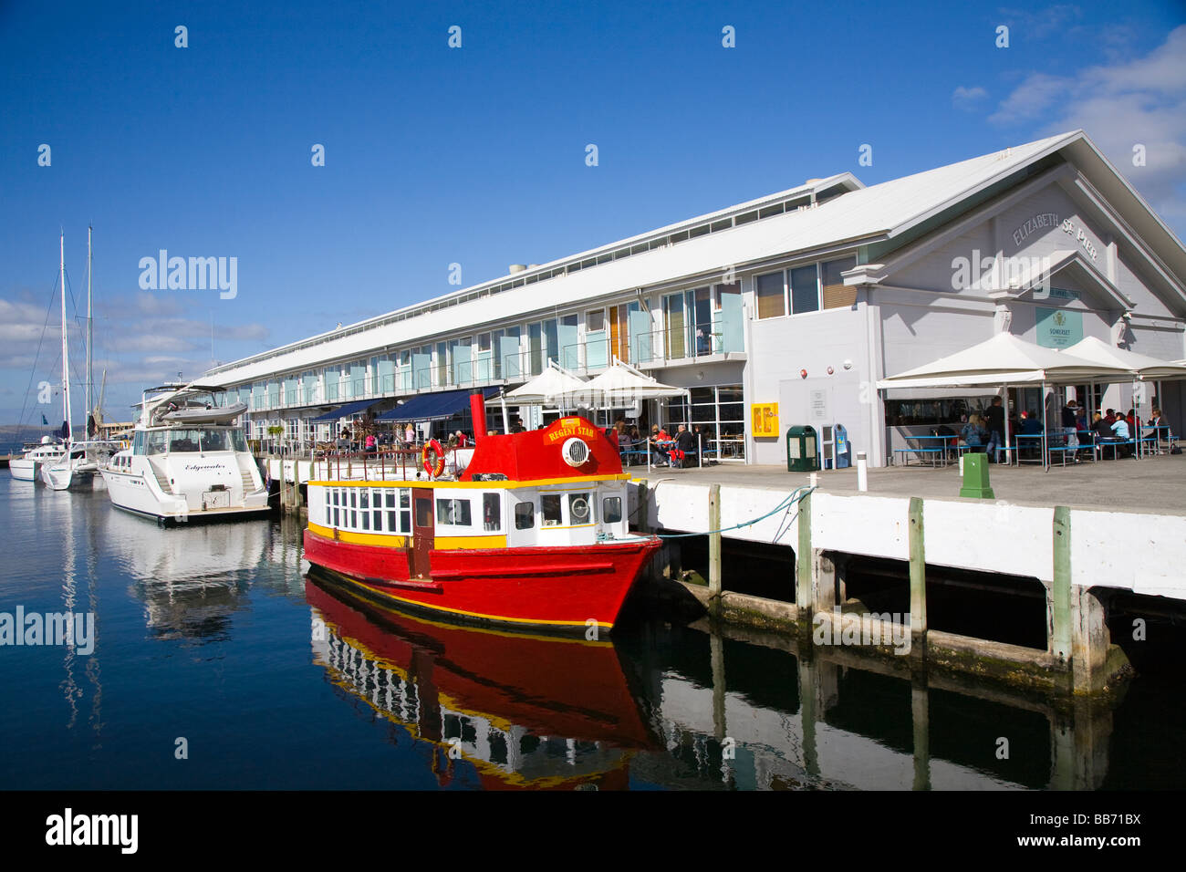 Rosso barca ormeggiata al molo di Elizabeth, Hobart, Tasmania, Australia Foto Stock