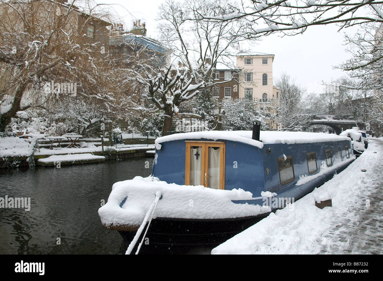 Case galleggianti al parco di Regents Canal in inverno Camden Town London NW1 England Regno Unito Foto Stock