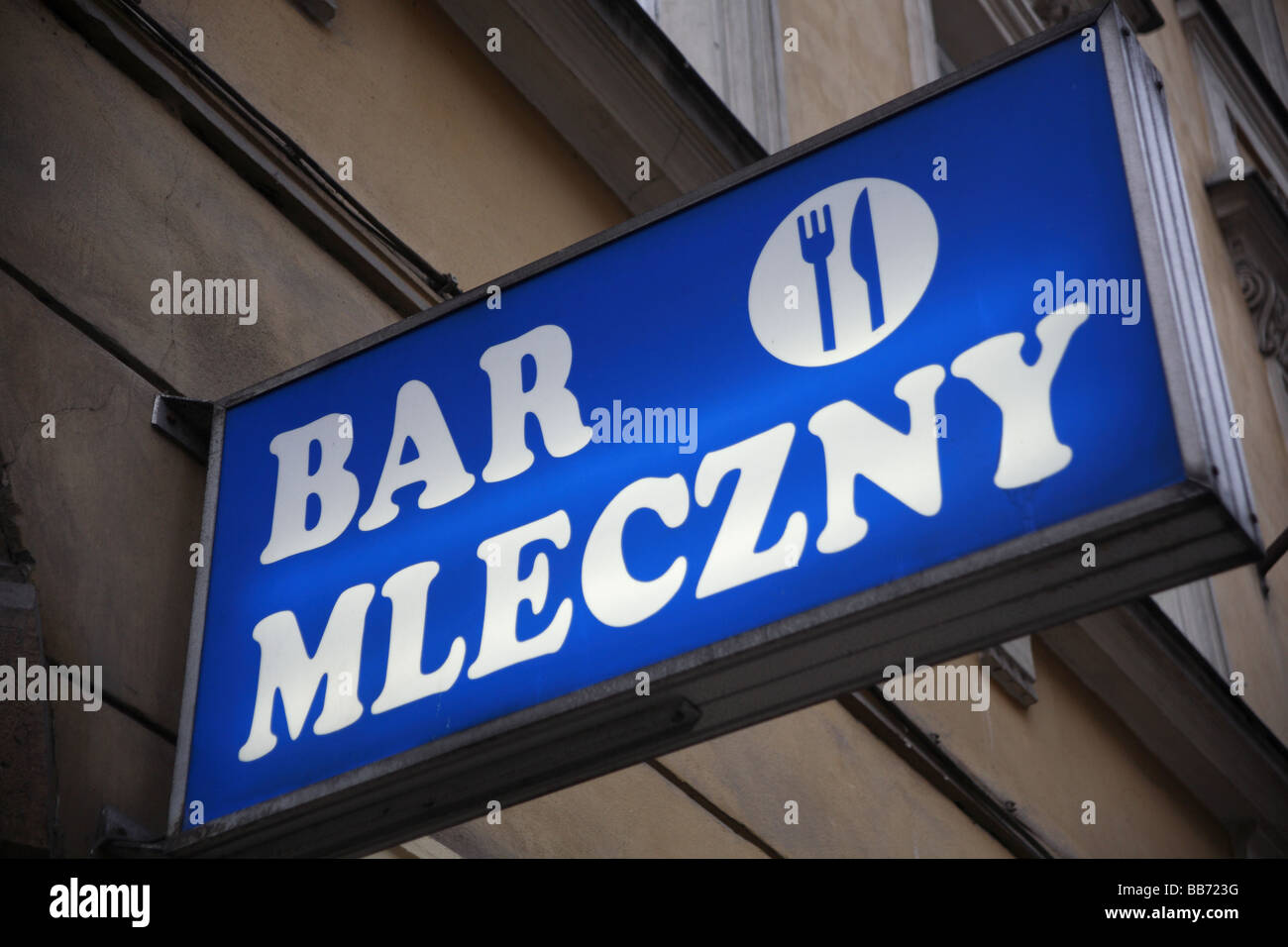 Segno per un Bar Mleczny, o latte bar a Cracovia. Barre di latte sono i resti del periodo comunista, un sovvenzionato dallo stato sistema di mense Foto Stock