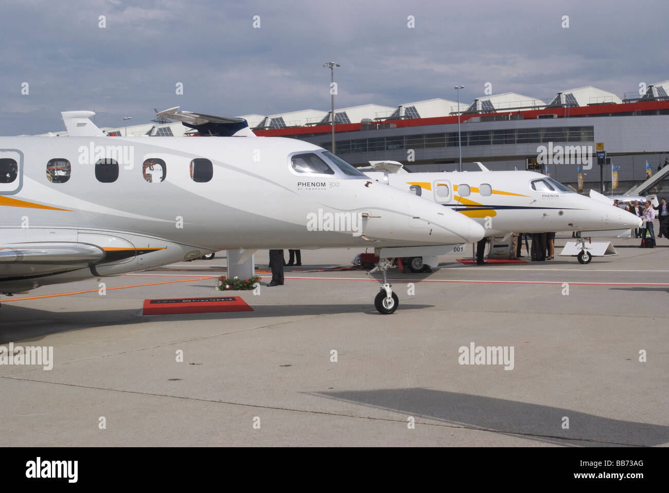 Embraer Phenom 300 PP-XVJ e 100 N82DU Business Jet al velivolo EBACE Trade Show all'Aeroporto di Ginevra Svizzera Foto Stock