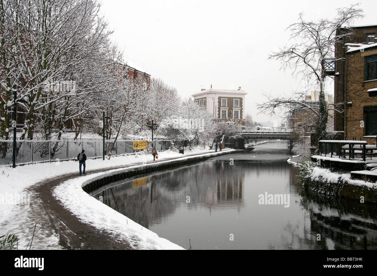 Al parco di Regents Canal in inverno Camden Town London NW1 England Regno Unito Foto Stock