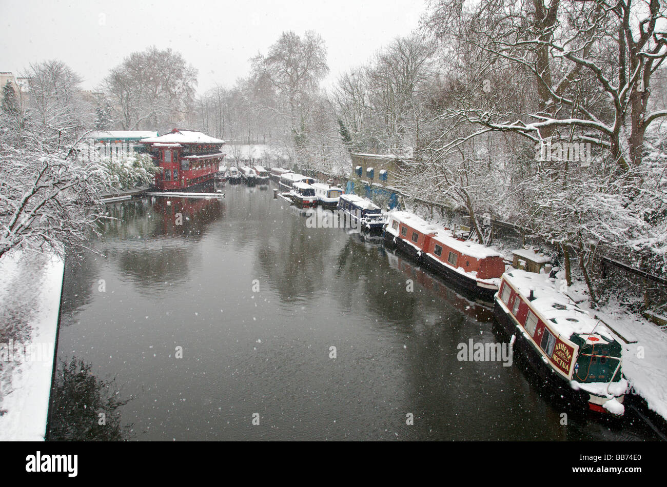 Al parco di Regents Canal in inverno Camden Town London NW1 England Regno Unito Foto Stock