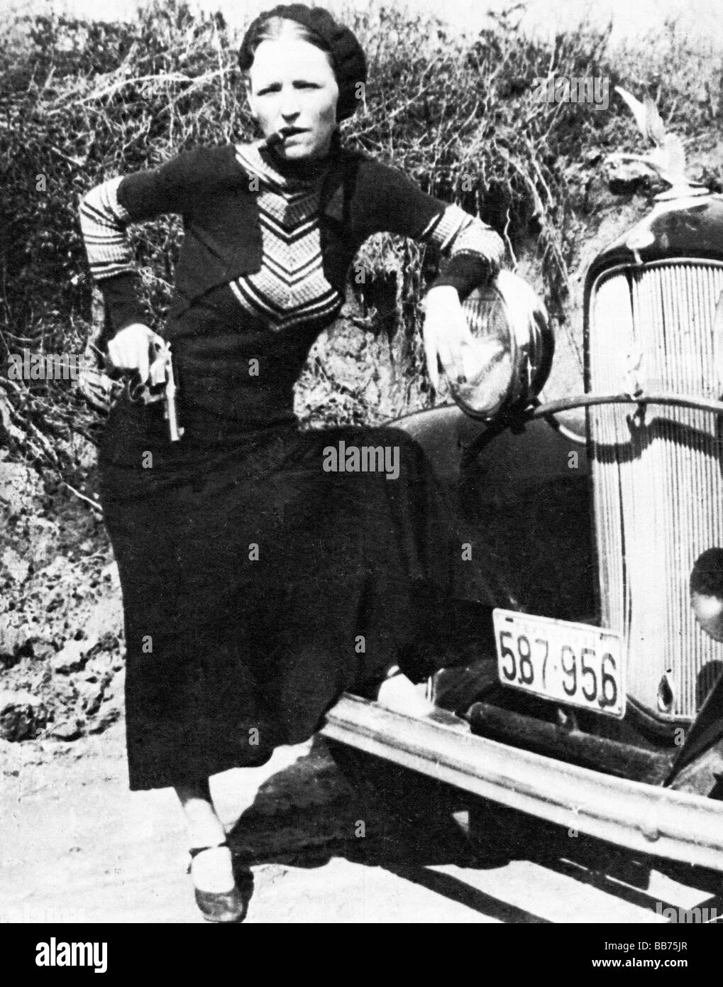 Bonnie Parker 1933 foto del famigerato fuorilegge e la sua automobile presi dalla Clyde Barrow mentre erano in esecuzione Foto Stock