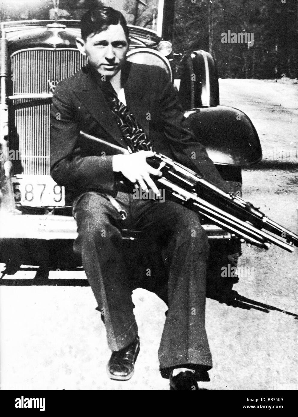 Clyde Barrow 1933 foto del famigerato fuorilegge e preso la sua auto da Bonnie Parker mentre erano in esecuzione Foto Stock