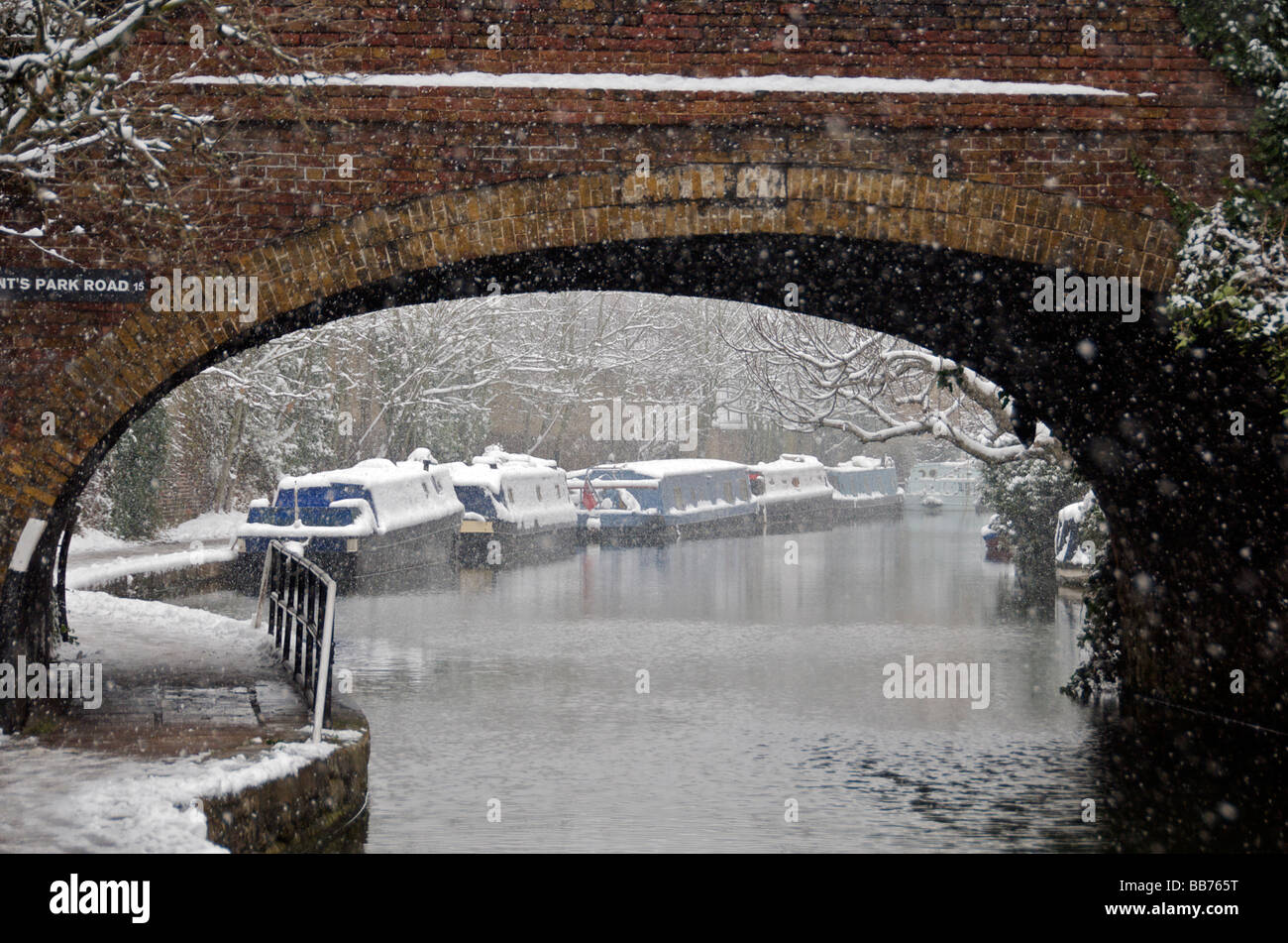 Al parco di Regents Canal in inverno Camden Town London NW1 England Regno Unito Foto Stock