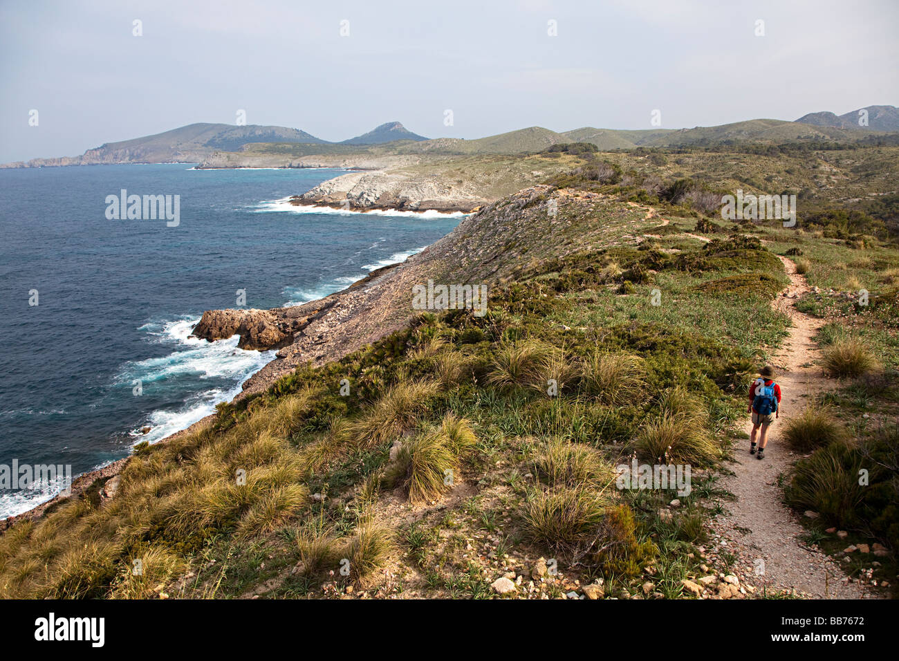 Donna trekking sul Sentiero costiero a Estrata sulla costa orientale di Mallorca Spagna Spain Foto Stock