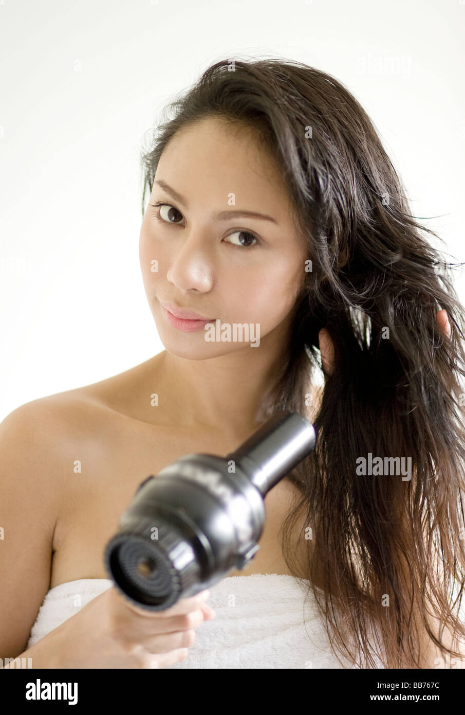 Close-up di una donna asciugando i capelli Foto Stock
