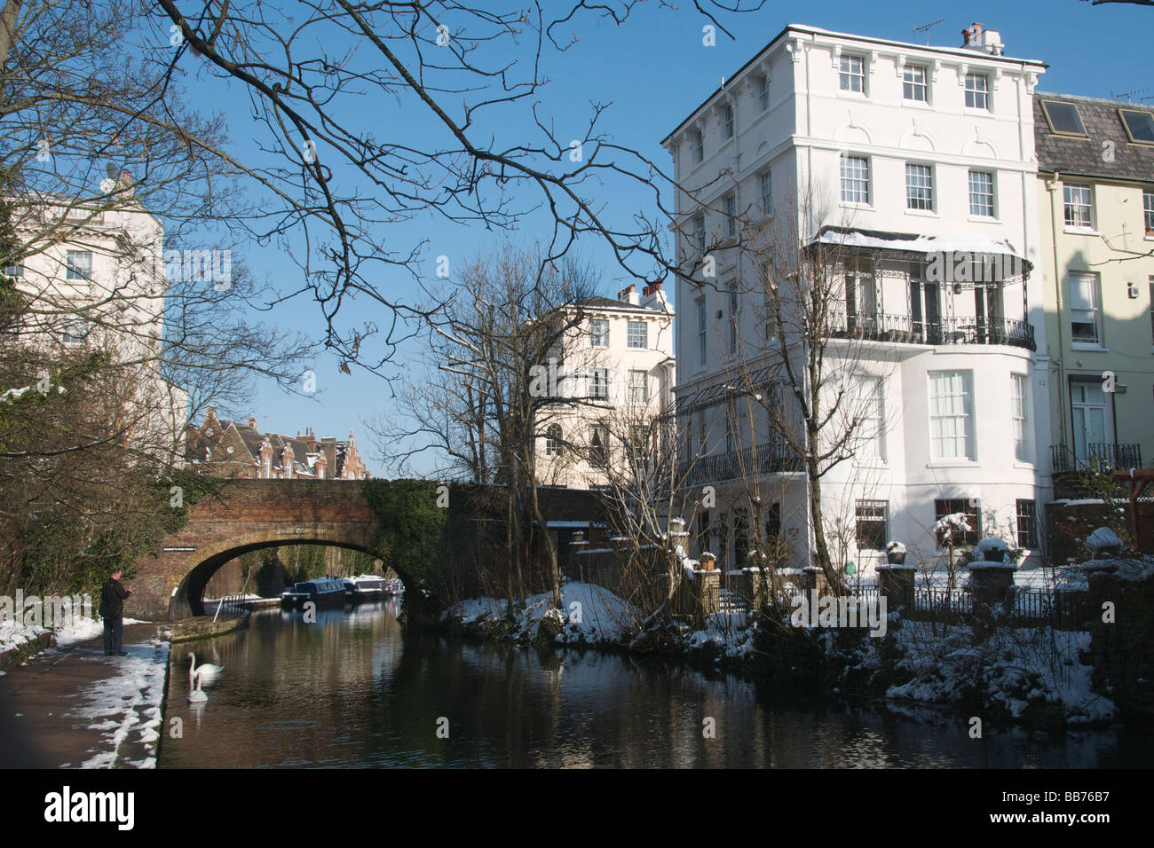 Al parco di Regents Canal in inverno Camden Town London NW1 England Regno Unito Foto Stock