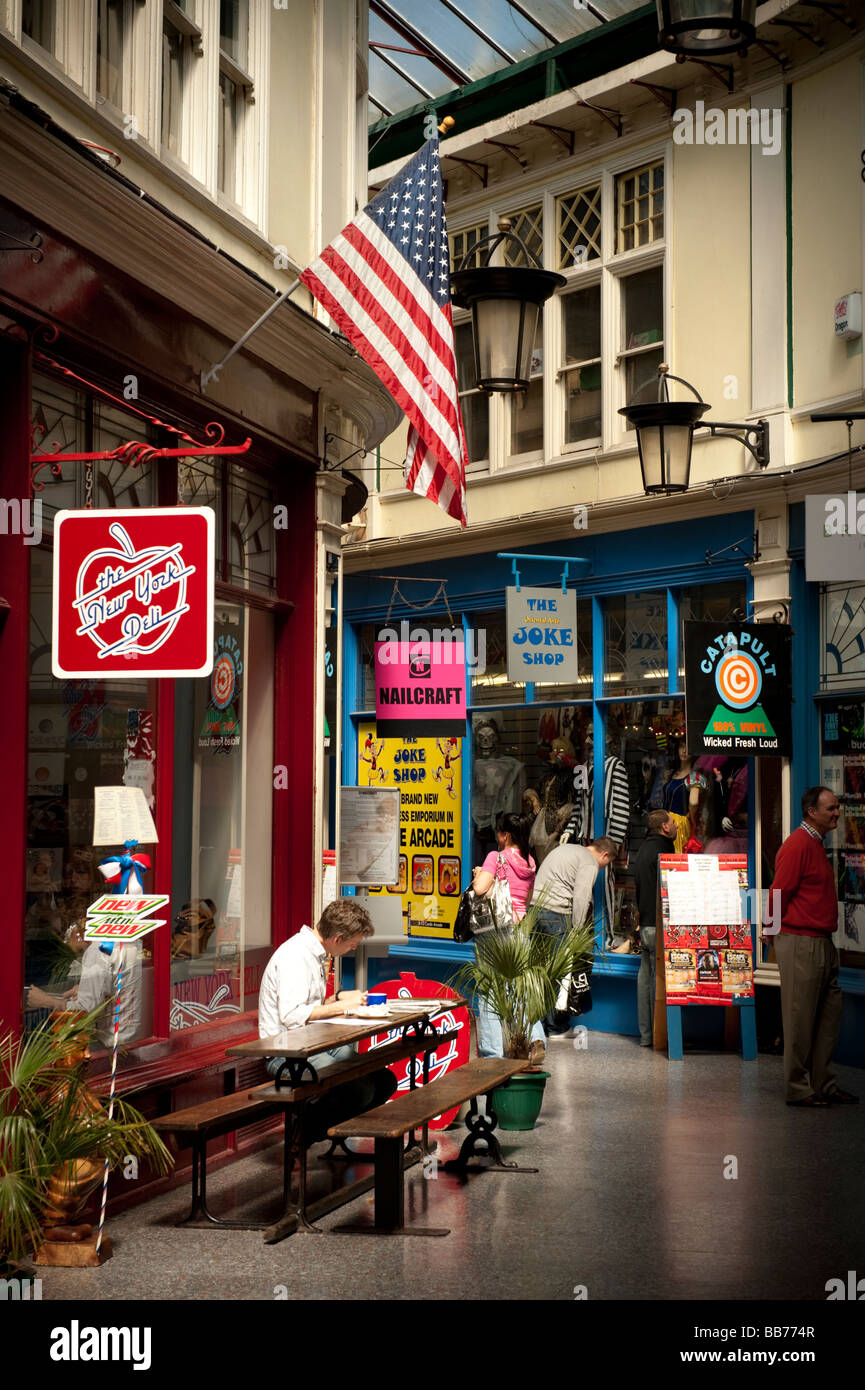 Il New York Deli Cafe in castello Arcade centro di Cardiff Wales UK Foto Stock