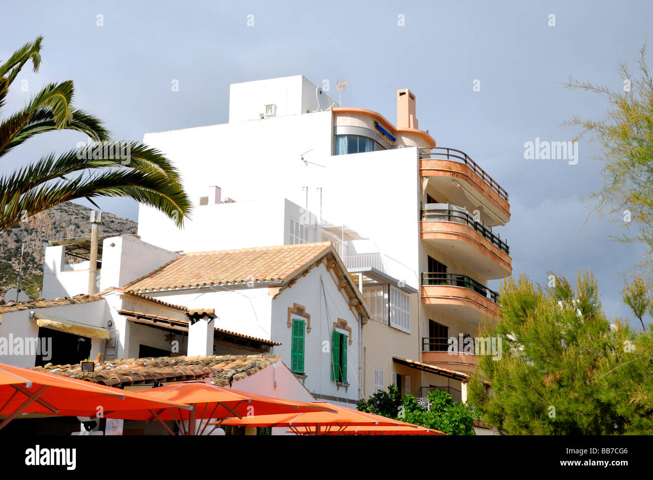 Edifici sulla passeggiata di pino in Port de Pollenca, Maiorca Foto Stock