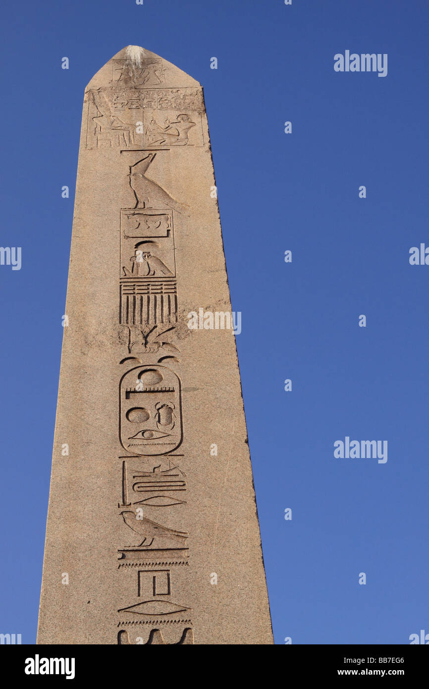 Istanbul Turchia dettagli sulla base dell'obelisco egiziano al Hippodrome nel quartiere di Sultanahmet risalente c 1500 BC Foto Stock