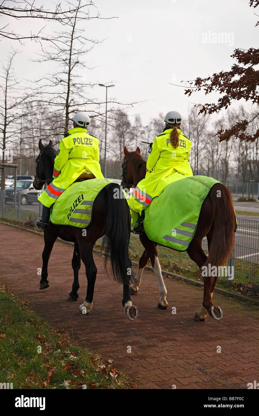 Calcio, Bundesliga, 2008/2009, Borussia Moenchengladbach contro Hamburger SV 4:1, polizia, le operazioni di polizia, polizia montata, due femminile di equitazione di pattuglia, stadio Borussia Park di Moenchengladbach, D-Moenchengladbach, Niers, Basso Reno, Renania del Nord Foto Stock