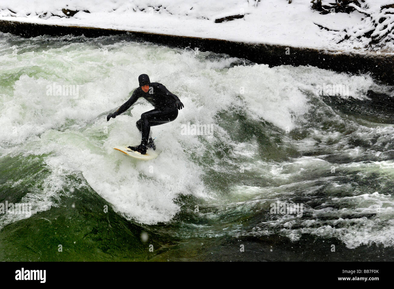 Surfer nel flusso Eisbach in inverno, Monaco di Baviera, Germania, Europa Foto Stock