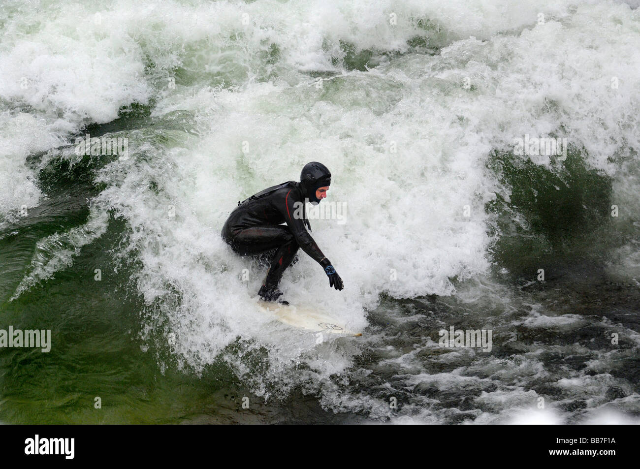 Surfer nel flusso Eisbach in inverno, Monaco di Baviera, Germania, Europa Foto Stock