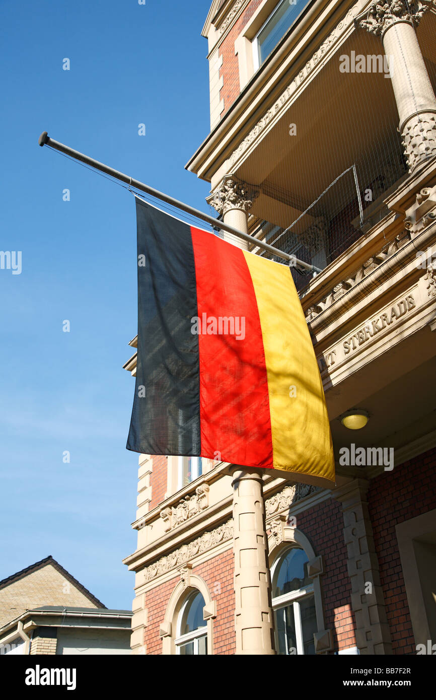 Il simbolismo, emozioni, il lutto, ricordo, bandiera a mezz' asta, bandiera tedesca al Sterkrade town hall sollevamento di bandiera ha avuto luogo in commemorazione del 15 vittime di omicidio dall'uccisione spree sulla 11.03.2009 a Albertville high school a Winnenden un Foto Stock