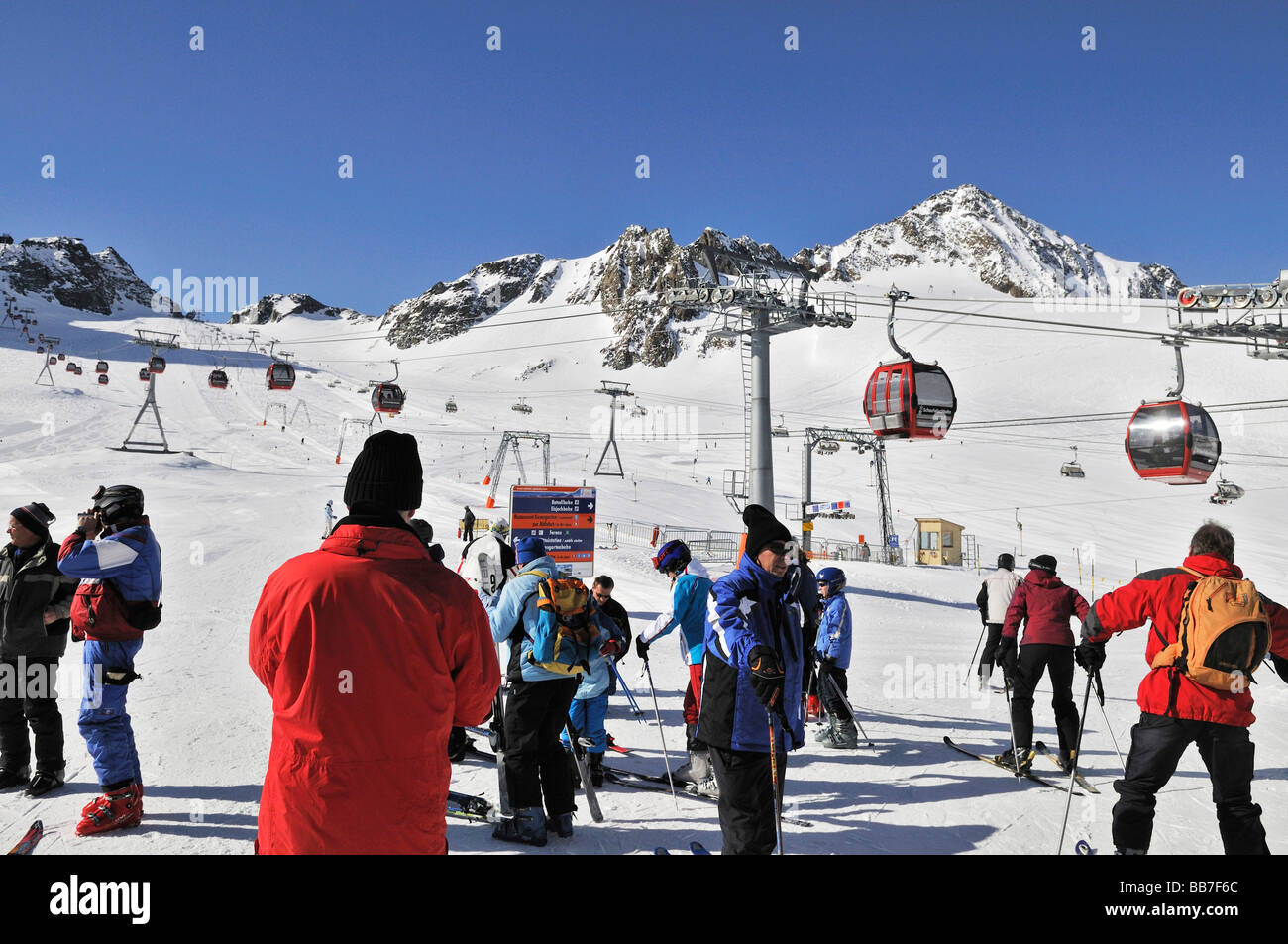 E Skiruns Schaufeljochbahn funivia al ghiacciaio dello Stubai in Tirolo, Austria, Europa Foto Stock
