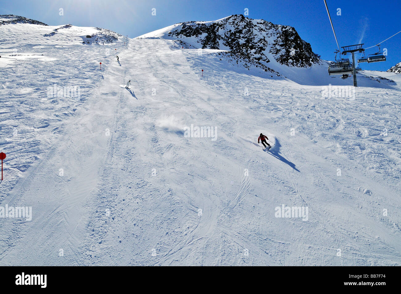 Ski Run e sollevamento Fernau presso il Ghiacciaio dello Stubai in Tirolo, Austria, Europa Foto Stock