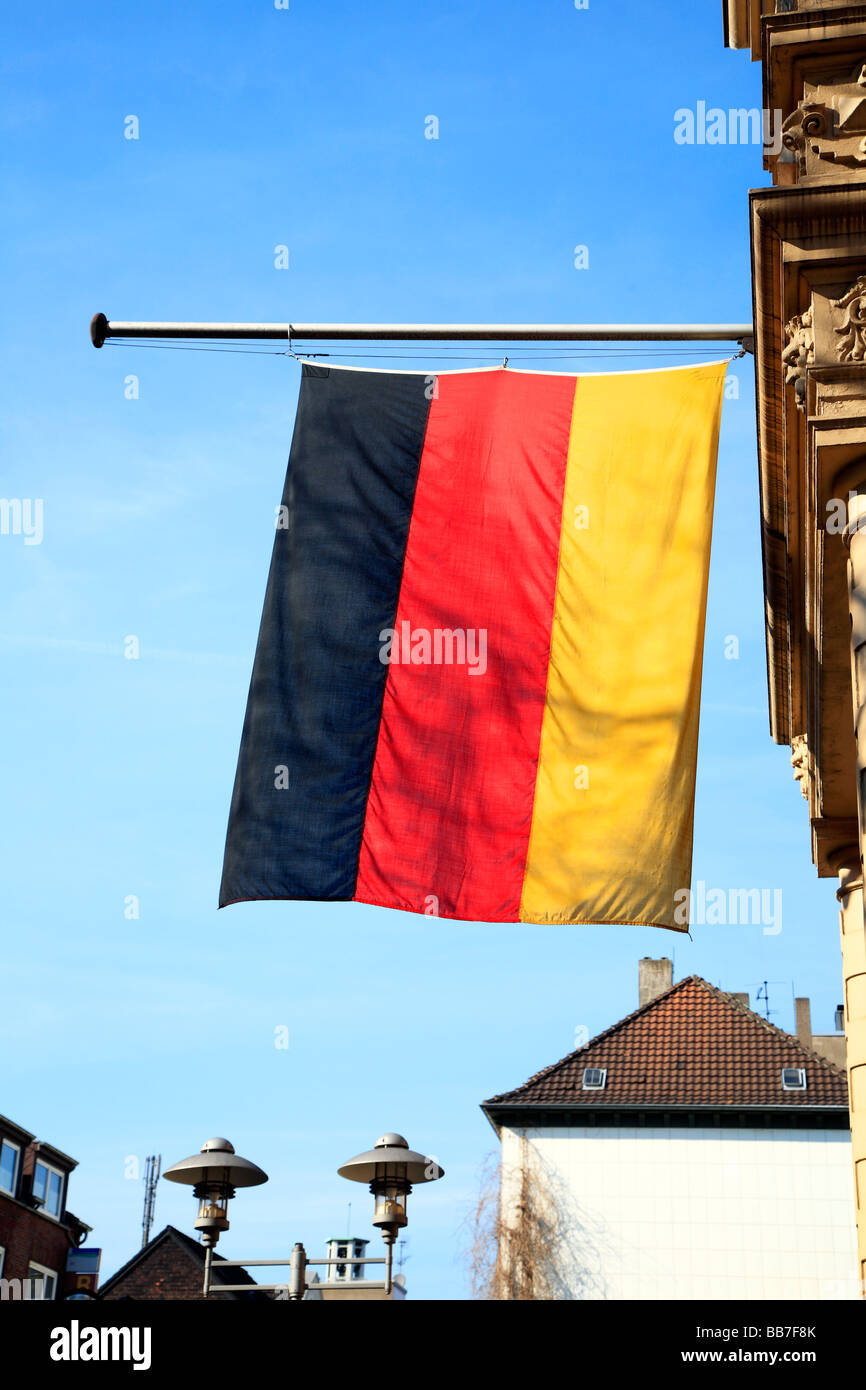 Il simbolismo, emozioni, il lutto, ricordo, bandiera a mezz' asta, bandiera tedesca al Sterkrade town hall sollevamento di bandiera ha avuto luogo in commemorazione del 15 vittime di omicidio dall'uccisione spree sulla 11.03.2009 a Albertville high school a Winnenden un Foto Stock