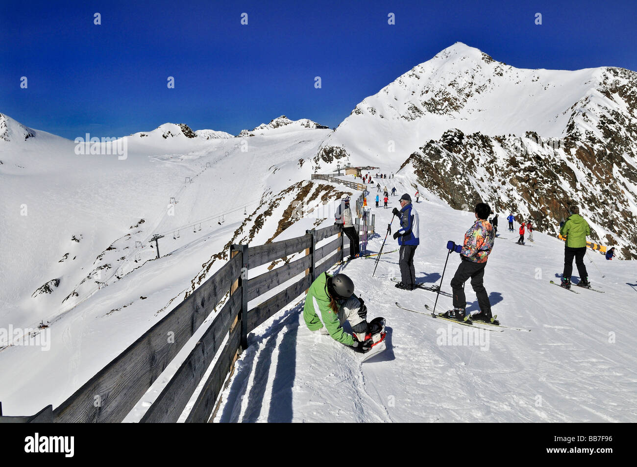 Gli sciatori al ghiacciaio dello Stubai in Tirolo, Austria, Europa Foto Stock