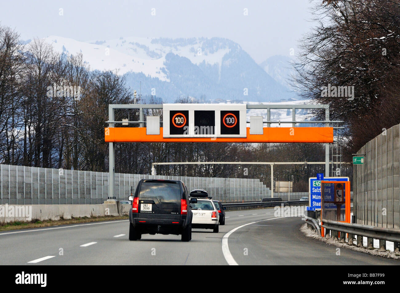 100 chilometro all'ora limite di velocità sulla superstrada, Tirolo, Austria, Europa Foto Stock