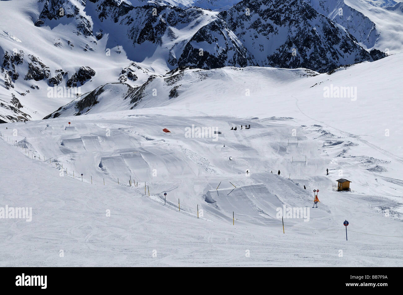 Ski Run con lo stile libero jumping area, il ghiacciaio dello Stubai in Tirolo, Austria, Europa Foto Stock