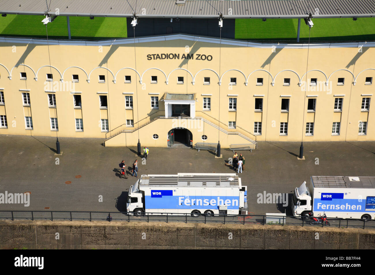 D-Wuppertal, Wupper, Bergisches Land, Renania settentrionale-Vestfalia, D-Wuppertal-Elberfeld, D-Wuppertal-Sonnborn, Stadio Am Zoo, Zoo per trimestre, sostare al di fuori di furgoni di radiodiffusione e televisione, Radiodiffusione, WDR, Westdeutscher Rundfunk, sport, calcio, 3° Liga, 20 Foto Stock
