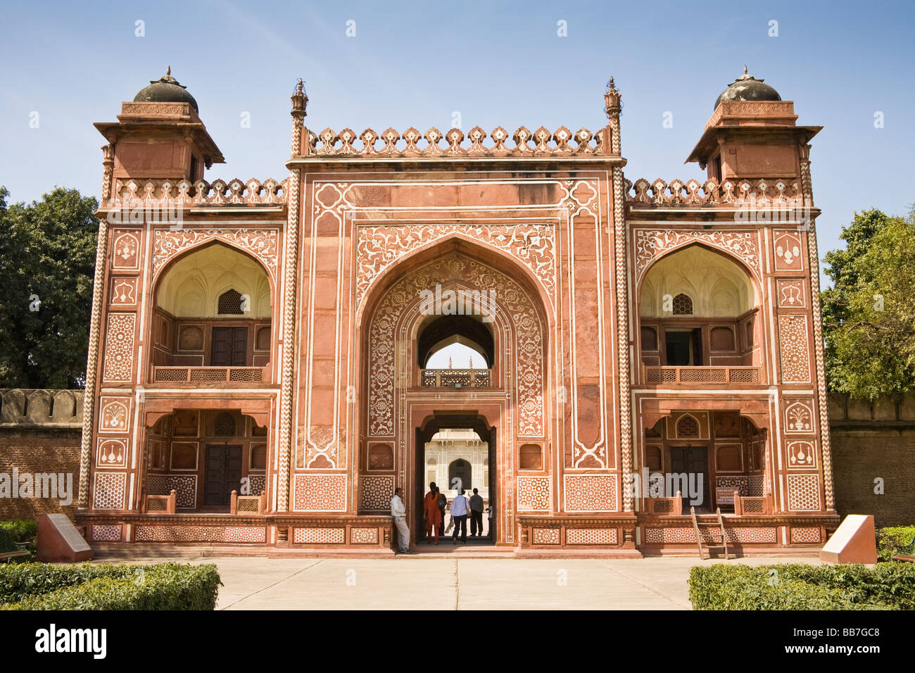 La porta principale di accesso all'Itimad-ud-Daulah, Agra, Uttar Pradesh, India Foto Stock