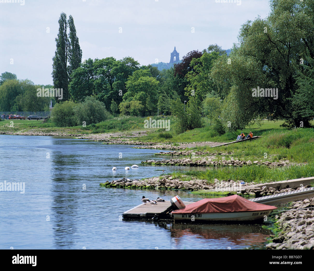 Flussmuendung der Bastau in die Weser bei Minden, im Hintergrund das Kaiser-Wilhelm-Denkmal in Porta Westfalica, Renania settentrionale-Vestfalia Foto Stock