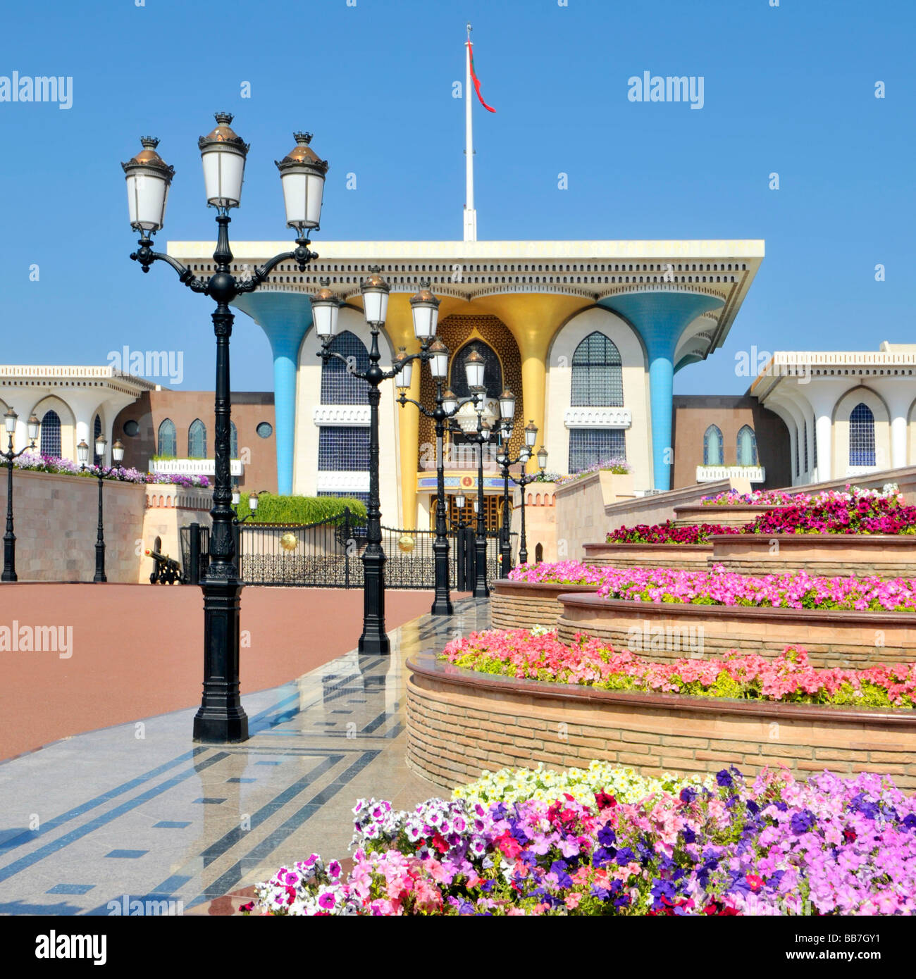 Il Muscat Oman opulento Al Alam sultani Palace e fiori colorati posti letto Foto Stock