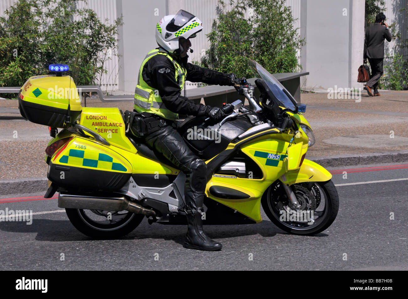 London Ambulance Service personale paramedico in moto Foto Stock