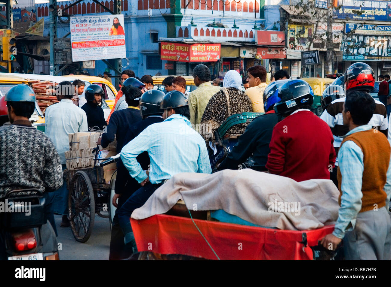 La vita di strada su un Indiano shopping street, a nord India, India, Asia Foto Stock