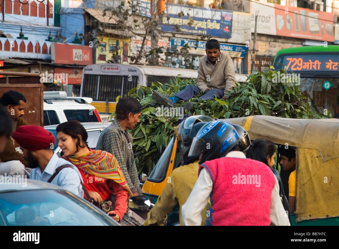 La vita di strada su un Indiano shopping street, a nord India, India, Asia Foto Stock