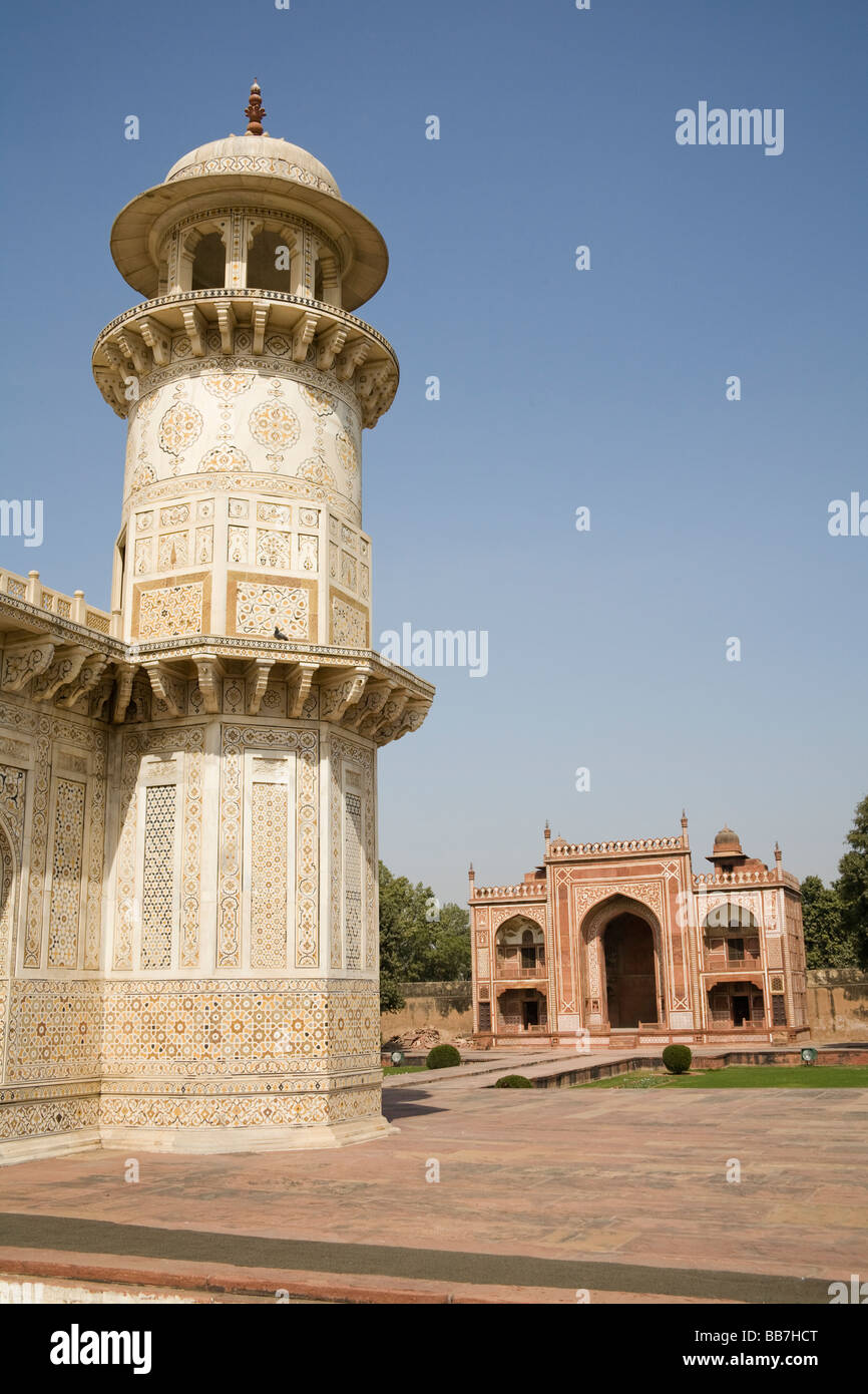 Una delle quattro torri di Itimad-ud-Daulah mausoleo, noto anche come il bambino Taj, Agra, Uttar Pradesh, India Foto Stock