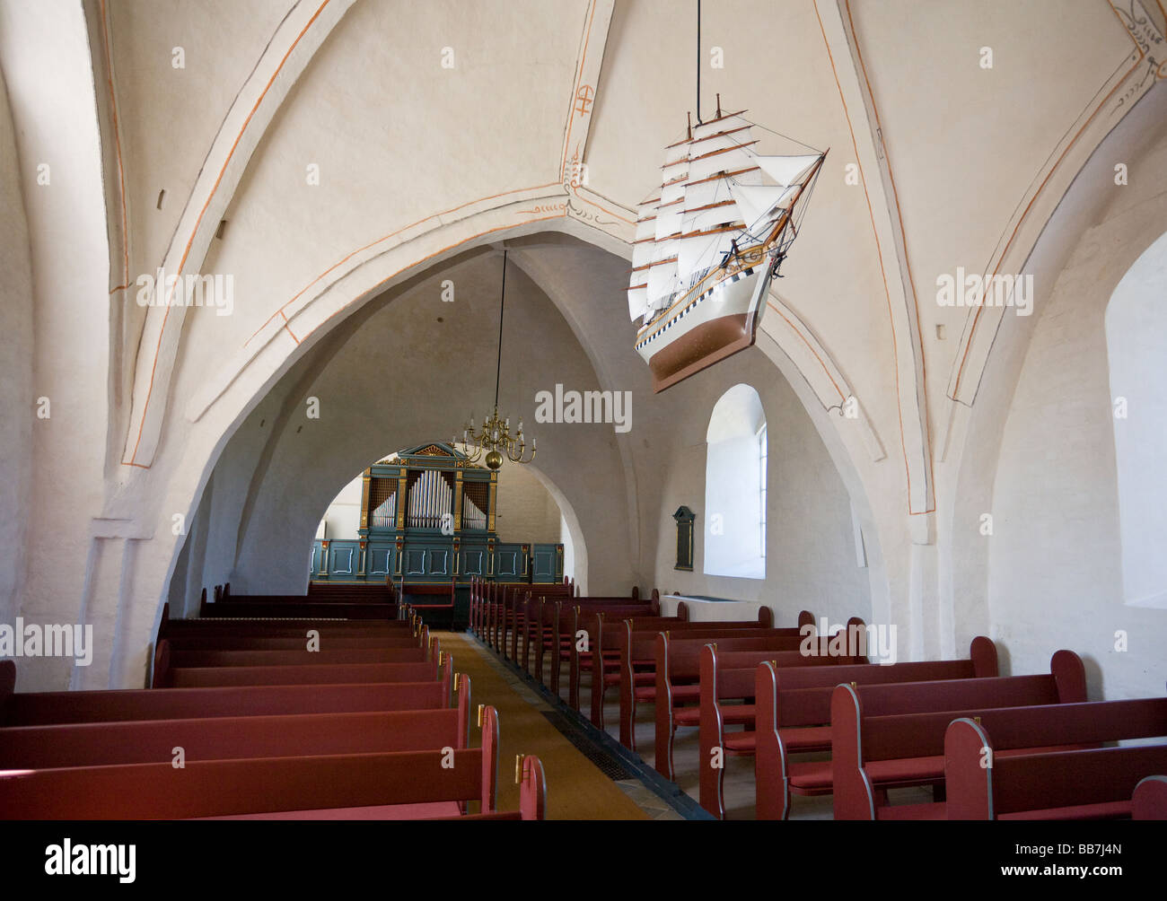 Appendere nave alla Chiesa. Un grande goletta a vela completamente truccate appeso come un promemoria della importanza di spedizioni in Dalby Aeroporto Foto Stock