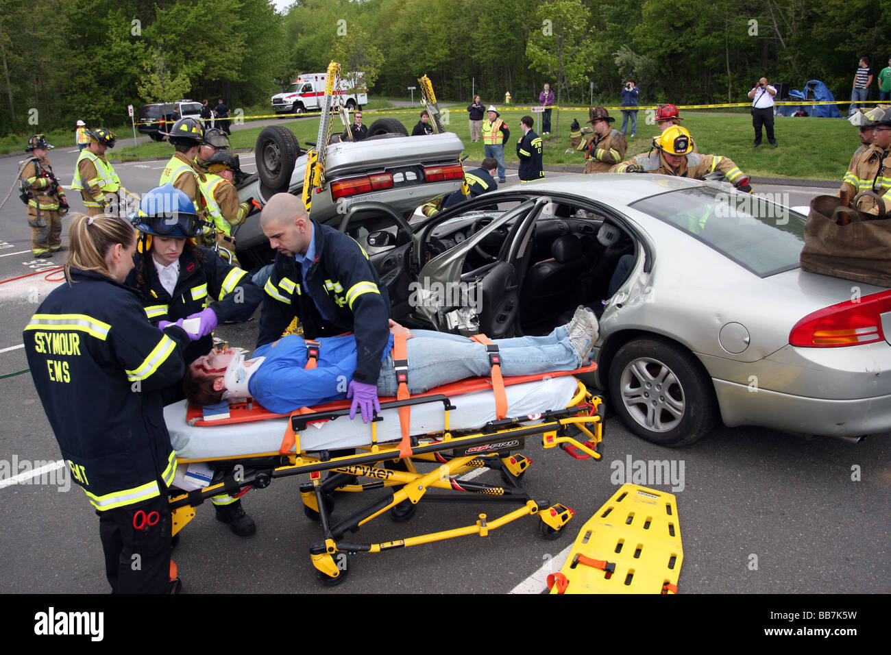 Lavoratori di emergenza estrarre gli studenti in una simulazione di crash dui in Seymour Connecticut USA Foto Stock